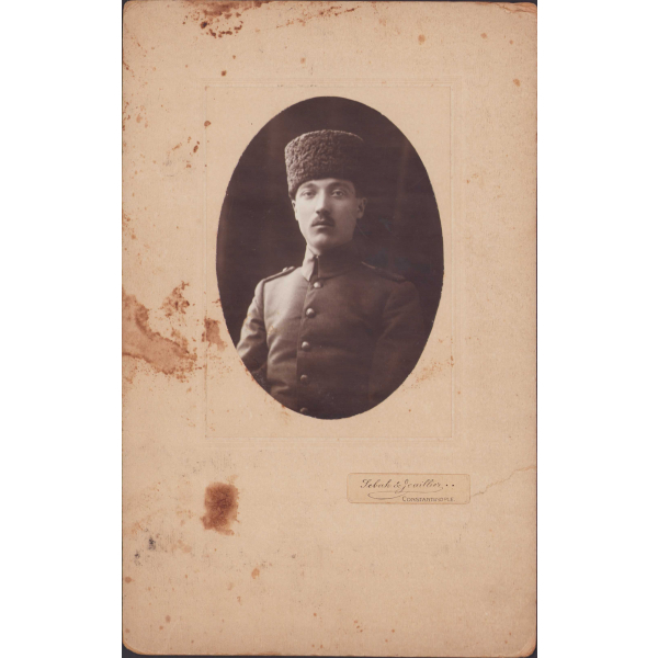 Kalpaklı Osmanlı subay potresi, stüdyo çekim, kabin fotoğrafı, Foto Sébah & Joaillier, paspartusu kırık, haliyle, 17,5x27,5cm