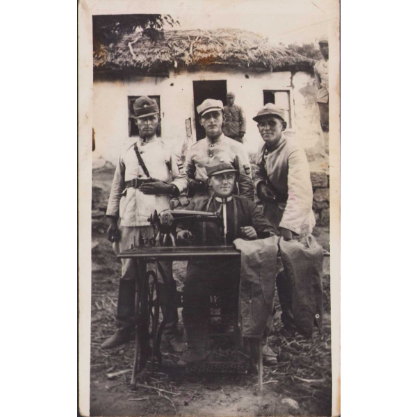 Meslek, Türk subayı erat ve erlerle birlikte dikiş dikerken, 1942 tarihli
