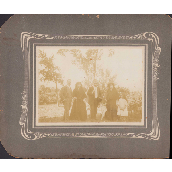 Aile fotoğrafı, Osmanlı dönem, açık hava çekimi, bastonlu kadın detaylı, 30x24cm