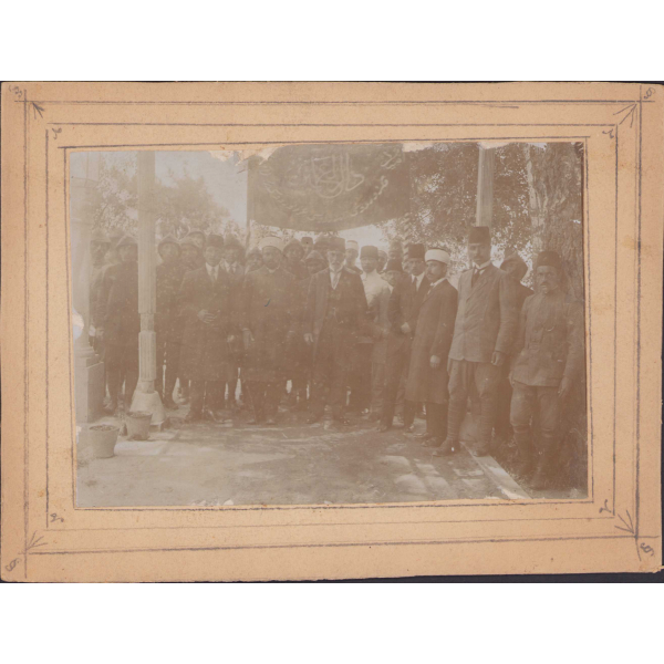 Osmanlıca Darülmuallimin yazılı sancak önünde asker-sivil cemiyet fotoğrafı, Darülmuallimin, Sultan Abdülmecid döneminde, 1848 yılında rüştiyelere erkek öğretmen yetiştirmek üzere açılan okul,  22x17cm