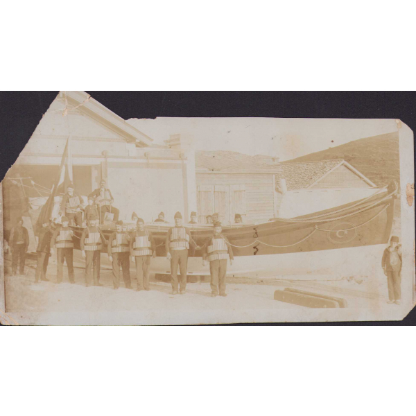Ay yıldızlı kayığının yanında can yeleği giymiş denizciler, Türk bayrağı detaylı, 1918 tarihli, arka yüzünde Robert Koleji ile ilgili not yazılı, fotoğraf üst kısımdan kesik, haliyle