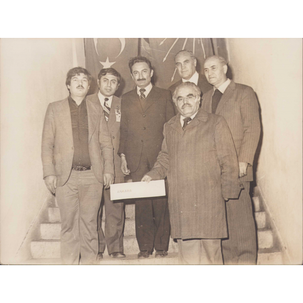 Bülent Ecevit 27 Kasım 1976 günü Ankara'da düzenlenen CHP kurultayı sırasında bir grup partiliyle, 4 sayfa, 24x18cm
