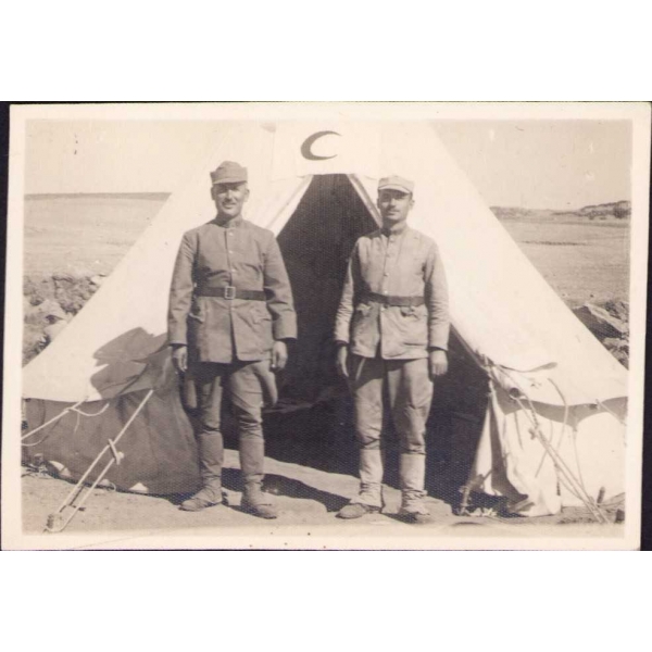 Tavşanlı [Kütahya] Gelinkaya 'da Kızılay çadırı önünde askerler, 8x5 cm