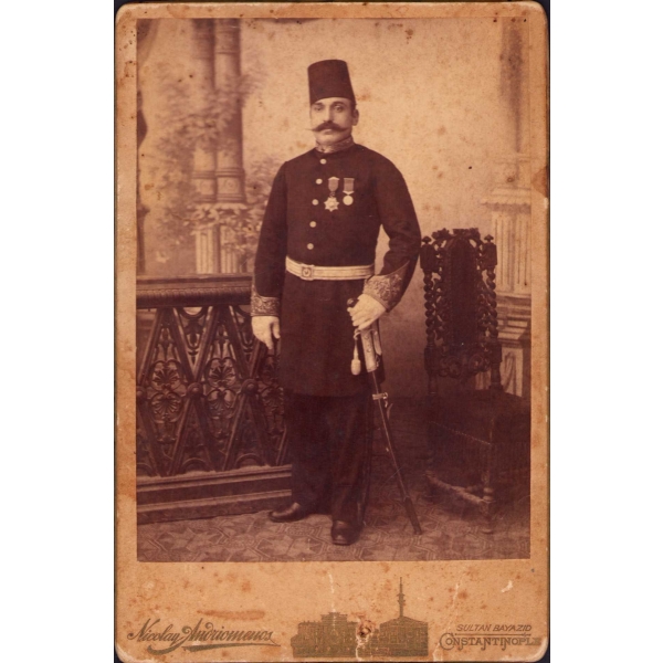 Photo Nicolay Andriomenos - Constantinople, madalyalı, fesli Osmanlı subay kabin fotoğraf, 10x15 cm
