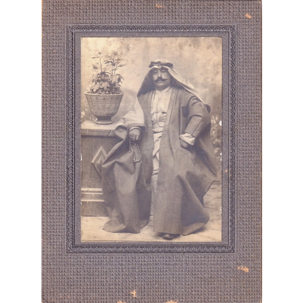 Osmanlı Dönemi Tespihli Arap Kıyafetli Tip Kabin Fotoğraf 14,5 x 20 Cm