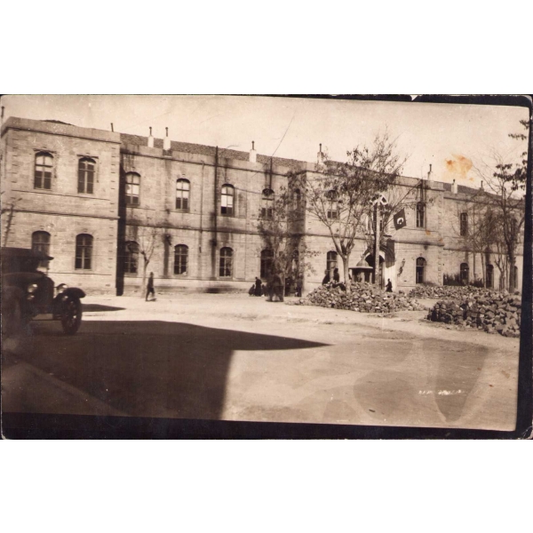  Erken dönem kamu binası, Türk bayrağı görselli 