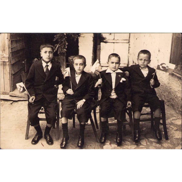 Elinde bayrak tutan çocuklar, arkası Osmanlıca, 1924 tarihli