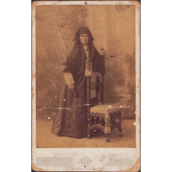 Photo Sebah & Joaillier, Constantinople, Kadın tip kabin fotoğrafı, ortadan kırık, haliyle, 17x26 cm