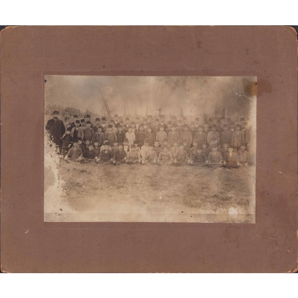 Mektep Talebeleri Muallimleriyle Birlikte, Paspartulu Fotoğraf, bir kenarı kırık, haliyle 24x20 cm