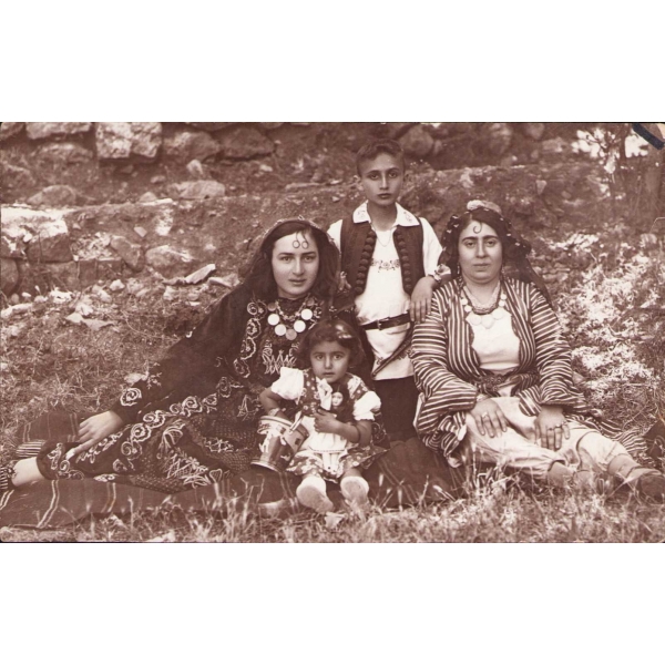 1934 Yöresel kıyafetli kadınlar ve çocuklar, arkası yazılı, 14x9 cm