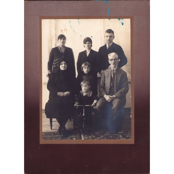 Hamza Rüstem - İzmir soğuk damgalı aile fotoğrafı, paspartulu, 15x21 cm