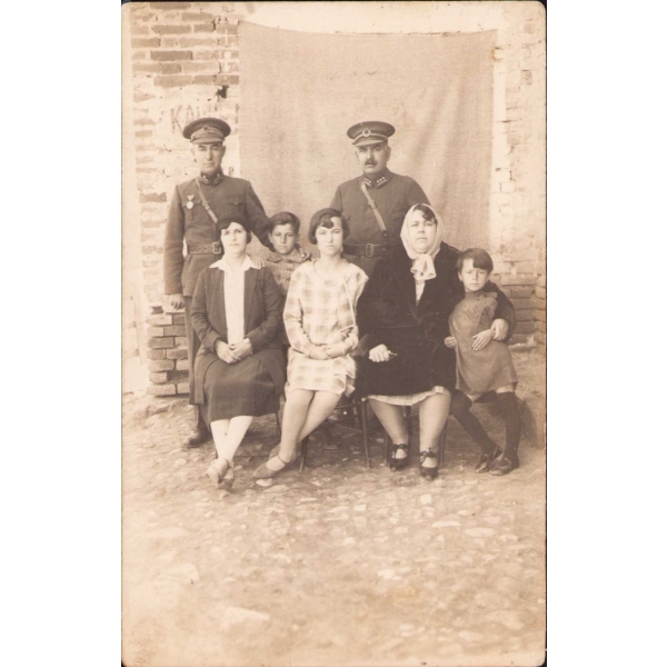 Erken dönem madalyalı subay ve ailesi