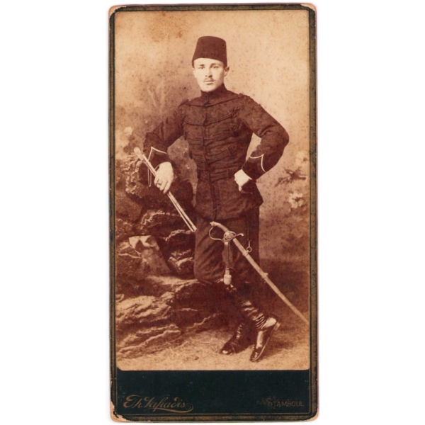 Photo Th. Vafiadis - Constantinople, Fesli, kılıçlı Osmanlı askeri kabin fotoğraf, 7x15 cm