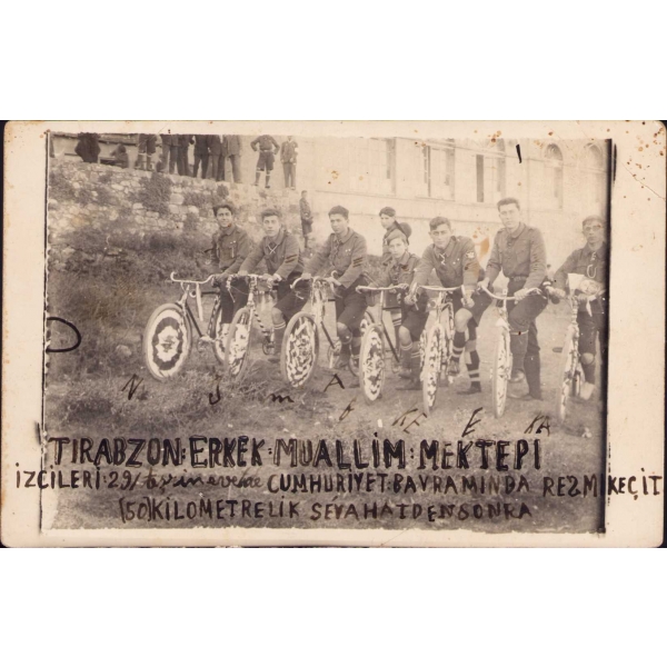 Trabzon Erkek Muallim Mektebi İzcileri 29 Ekim 1928 Cumhuriyet Bayramında resmi geçit hatırası