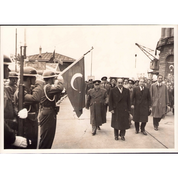 Haydarpaşa Garı önünde Adnan Menderes ve askerler, 24x17 cm