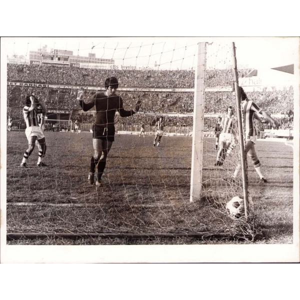 Futbol maçı fotoğrafı, Tercüman Fotoğraf Servisi damgalı, 24x17 cm