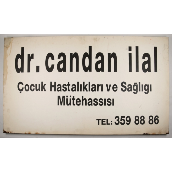 Dr. Candan İlal - Çocuk Hastalıkları ve Sağlığı Mütehassısı yazılı teneke tabela, 87x51x3 cm