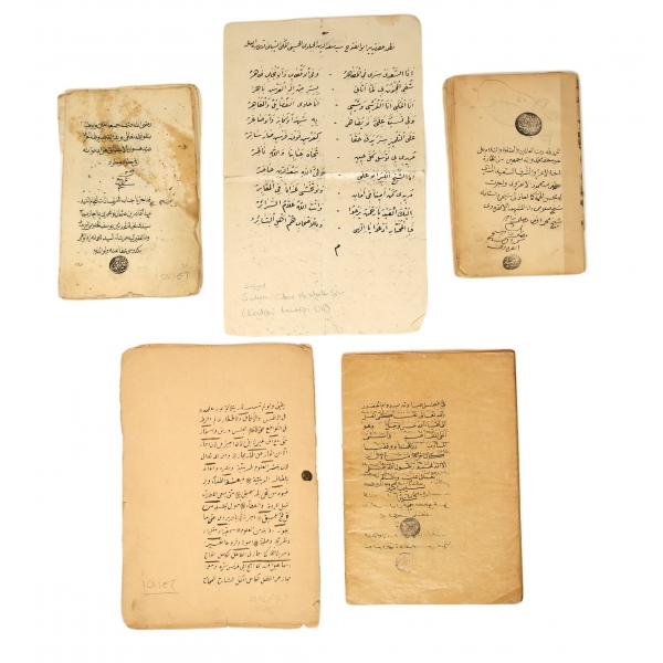 Muhtelif el yazma parçaları lotu, 5 parça, icazetnameler mevcut, 1262 tarihli, muhtelif ebatlarda