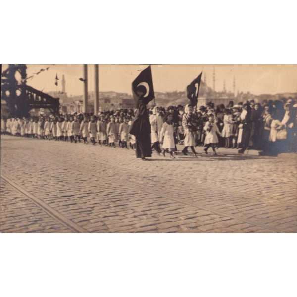 Osmanlı dönemi Galata Köprüsü üzerinde Kayzer'i karşılayan öğrenciler, Konstantinopel 1917, 8x14 cm