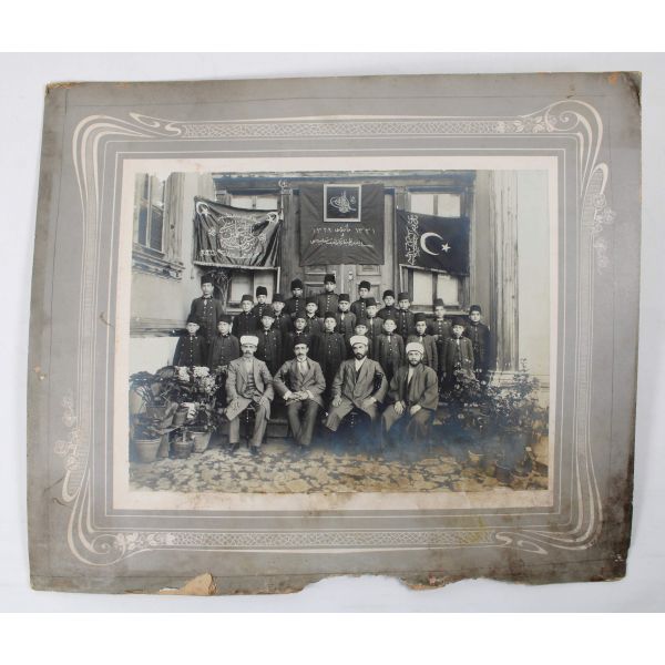 Osmanlı 1329 - 1331 yılı Bursa Darülmuallimin Tatbikat Mektebi Mezunları ve Heyeti Talimiyesine ait büyük boy fotoğraf, 42x36 cm