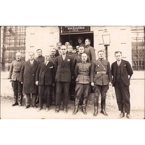 Karakol önünde çekilmiş hatıra fotoğrafı, 1928