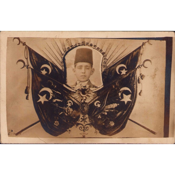 Osmanlı Devlet Arması temalı fotoğraf, arkasında Osmanlıca 