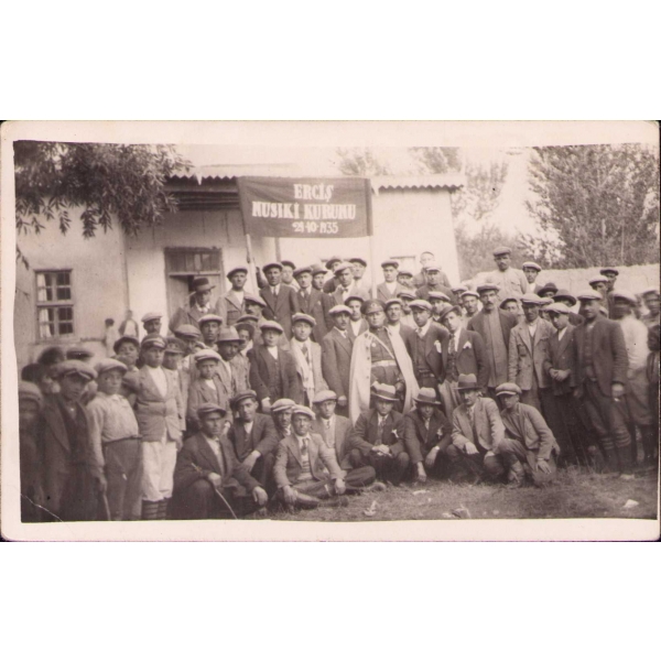 Erciş Musiki Kurumu önünde çektirilmiş hatıra fotoğrafı, 29 Ekim 1935, bir ucu haliyle