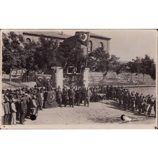 Erken Cumhuriyet döneminden bir kutlama fotoğrafı, haliyle