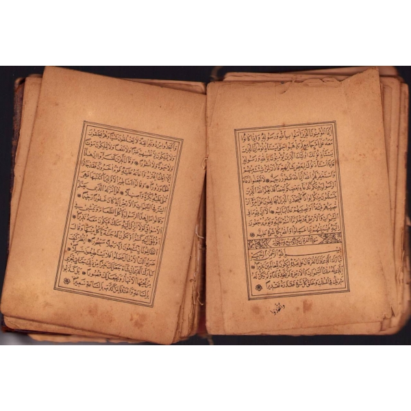 Kur'ân- Kerîm, 9x14 cm, künye sayfası eksik, yıpranmış ve dağınık haliyle