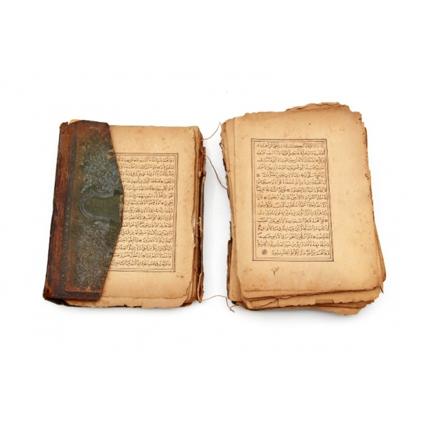 Kur'ân- Kerîm, 9x14 cm, künye sayfası eksik, yıpranmış ve dağınık haliyle