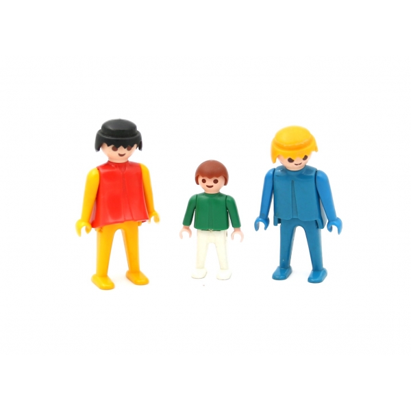 Üç adet Geobra üretimi oyuncak figür, 7x3 ve 5x2,5 cm boylarında 1974 ve 1981 (küçük boy figür) tarihli