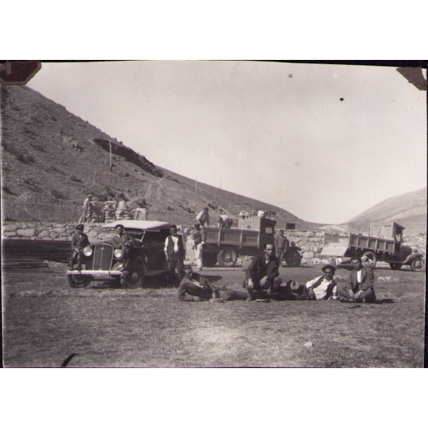 Araba ve traktör önünde çektirilmiş hatıra fotoğrafı