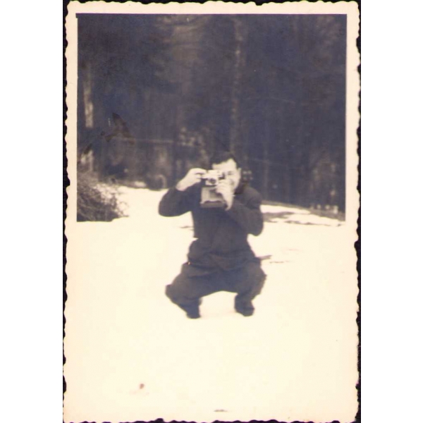 Kar üstünde fotoğraf çeken adam, 6x8 cm