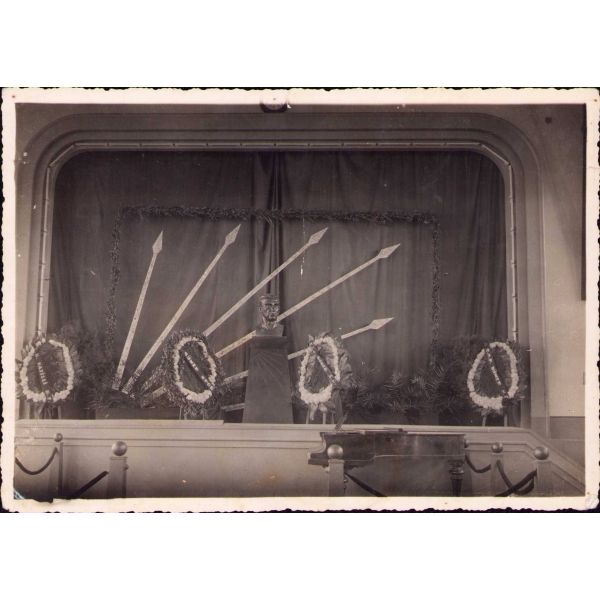 Altı ok perdeli sahne fotoğrafı, C.H.P. Sümer çelenkleri görülmekte,12x17 cm, ortadan kırık ve yıpranmış haliyle