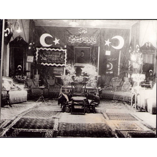 Osmanlı İttihad ve Terakki Cemiyeti yazılı, Mehmed Reşad görselli saray odası, ikinci baskı fotoğraf, 18x24 cm