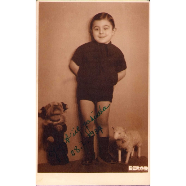 Çocuk hatıra fotoğrafı, 1937, üst köşeden kırık haliyle