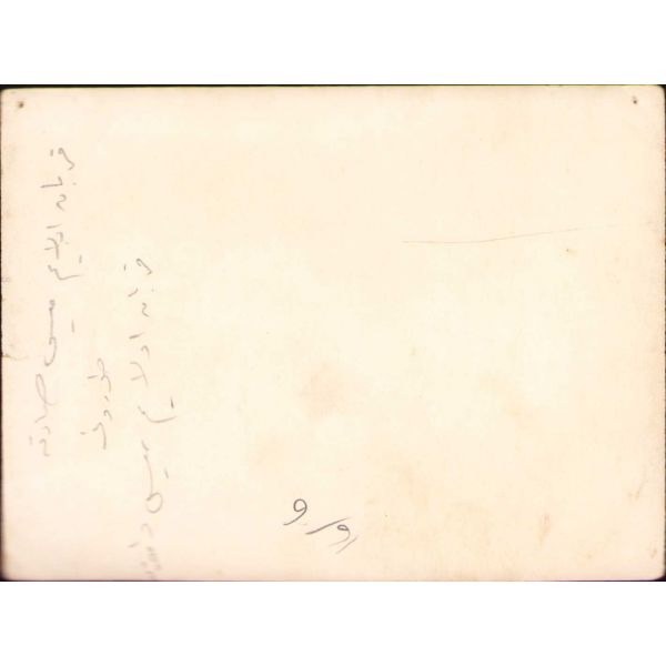 Genç kadın hatıra fotoğrafı, 9x12 cm, arkası Osmanlıca yazılı, bir köşesi kırık ve yıpranmış haliyle