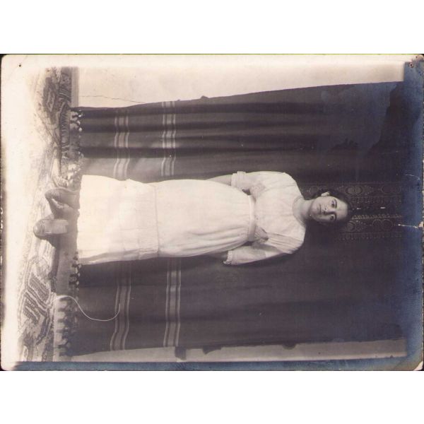 Genç kadın hatıra fotoğrafı, 9x12 cm, arkası Osmanlıca yazılı, bir köşesi kırık ve yıpranmış haliyle