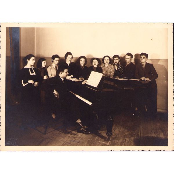 Piyano başında hatıra fotoğrafı, Foto Süreyya İstanbul soğuk damgalı, 17x22 cm, üst köşeleri bükülmüş haliyle