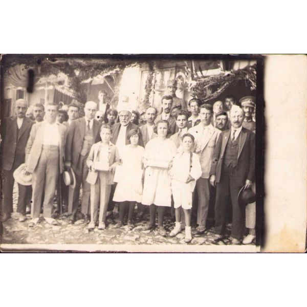 Arkası Osmanlıca yazılı kutlama hatıra fotoğrafı, yorgun haliyle