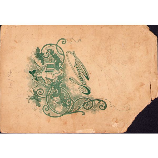 Oyuncaklı çocuğun yer aldığı aile hatırası, kabin fotoğraf, 10x14 cm, paspartusu köşeden yırtık ve epey yıpranmış haliyle