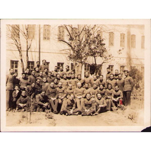 Harbiye Mektebi hatıra fotoğrafı, 1929, arkası yazılı, alt köşesi yırtık haliyle