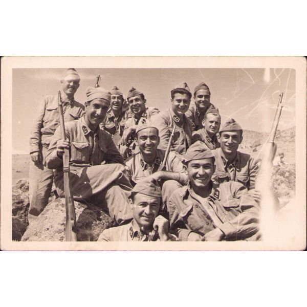 Arkası yazılı askerler hatıra fotoğrafı, yorgun haliyle