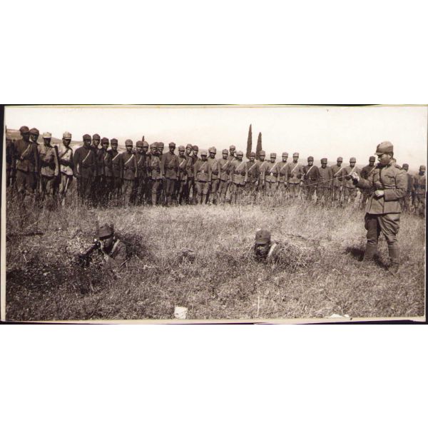 Askerî talim fotoğrafı, 7x13 cm, kesik ve kartona yapışık haliyle