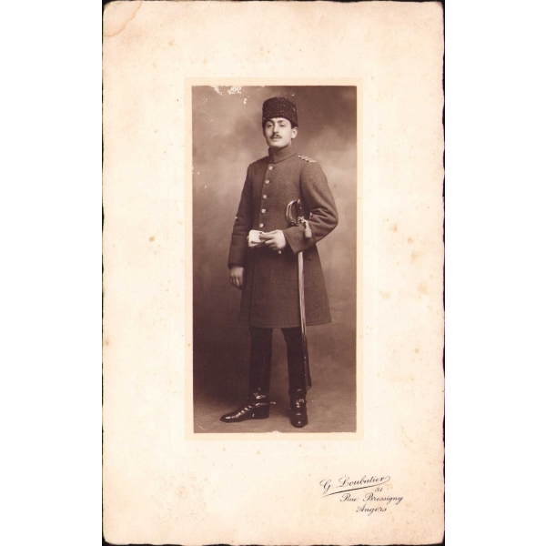Kalpaklı Osmanlı Subayı Kabin Fotoğrafı, G. Laubatier Angers [Fransa], 12x18 cm