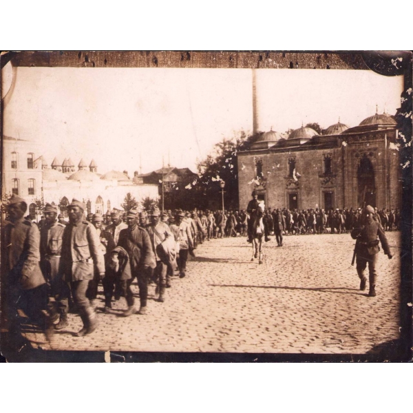 Birinci Cihan Harbi'nde Osmanlı Askerleri Bâyezid [Beyazıt] Meydanı'nda, At üzerinde Mehmed Şükrü [Sagun] Paşa, arkası Almanca damgalı, 25x18 cm