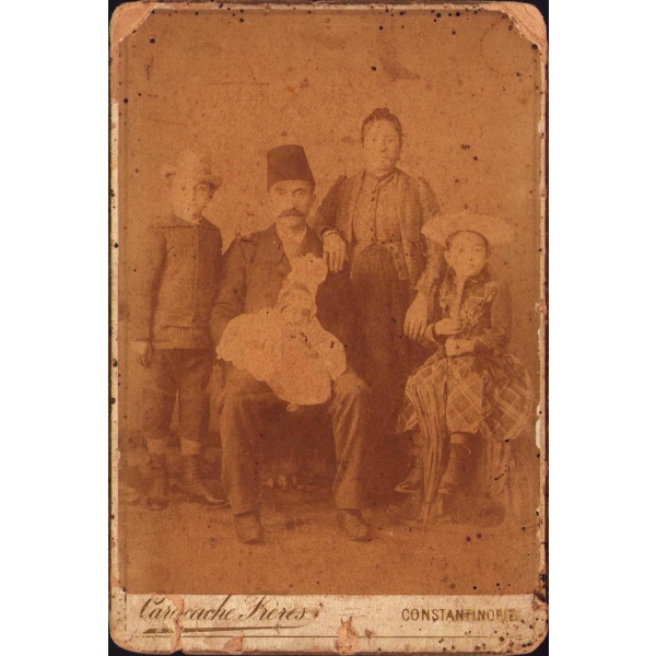 Aile hatıra fotoğrafı, Karakaş Fotoğrafhanesi, Constantinople, 11x16 cm, yıpranmış haliyle