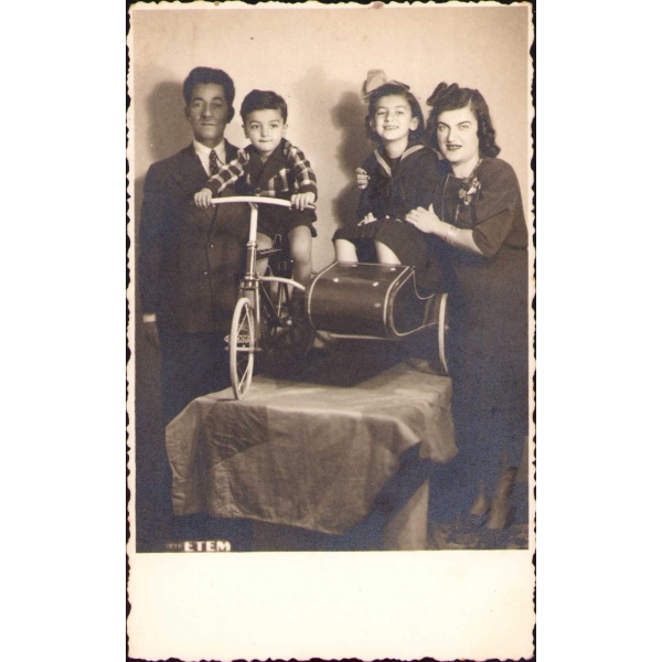 Bisikletli çocukların yer aldığı aile hatıra fotoğrafı
