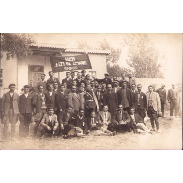 Erciş Altı Ok Kurumu-29.09.1935 pankartının görüldüğü topluluk hatıra fotoğrafı