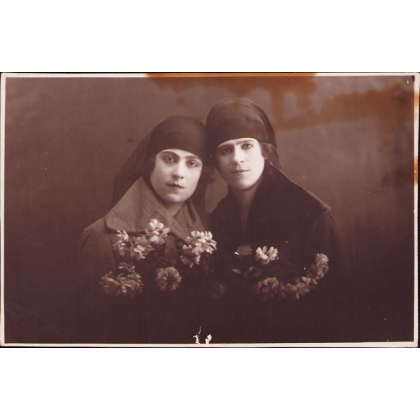 Osmanlıca soğuk damgalı iki genç hanım fotoğrafı
